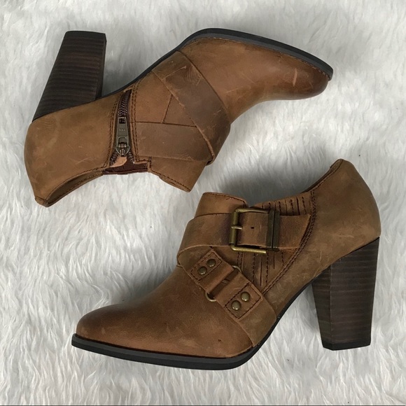 Clarks Shoes - 💥Clarks tan leather zippered booties/ ankle boots